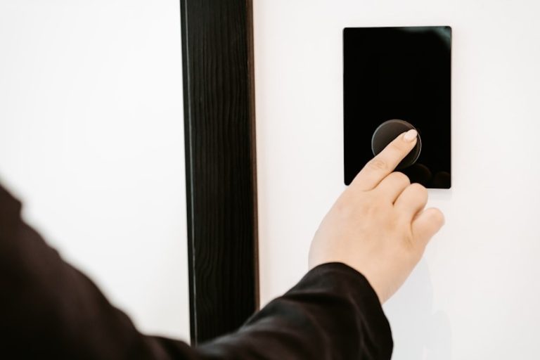 Nástěnný dotykový panel pro ovládání domu